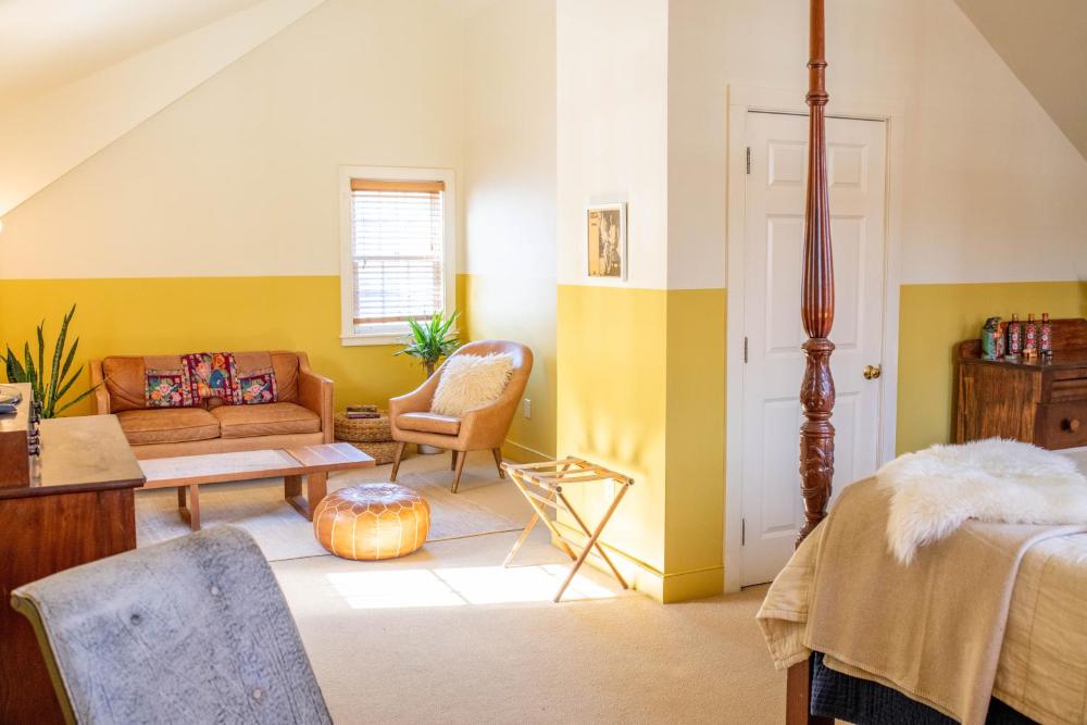 Queen Room with Balcony interior